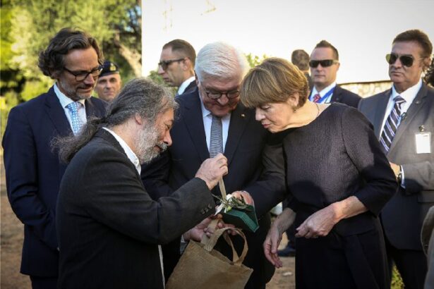 Κακώς υποδέχτηκε ο Μιχάλης Σελέκος τον πρόεδρο της Γερμανίας στο Στρατόπεδο Χαϊδαρίου; 27