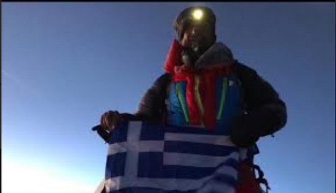 Ο Αντώνης Συκάρης ξετύλιξε την ελληνική σημαία σε μια ακόμη κορυφή των Ιμαλαΐων 3