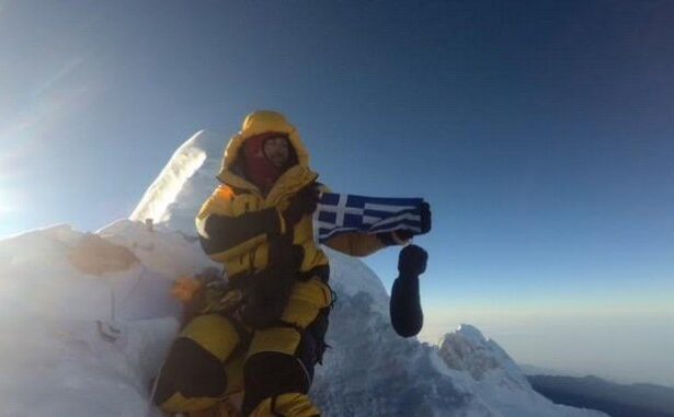 Ο Αντώνης Συκάρης ξετύλιξε την ελληνική σημαία σε μια ακόμη κορυφή των Ιμαλαΐων 25