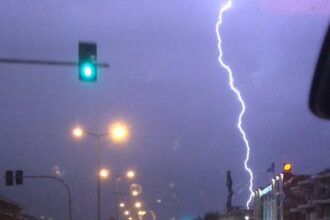 Ισχυρός κεραυνός ταρακούνησε το Χαϊδάρι - Διακοπές ρεύματος και αναστάτωση στους κατοίκους 27