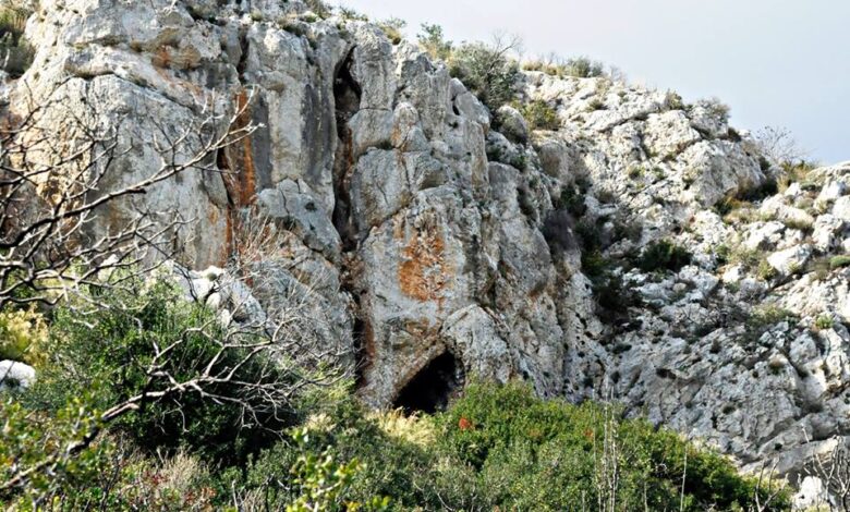 Ανώνυμο σπήλαιο - εκκλησάκι στο Ποικίλο Όρος 1 εκκλησάκι στο Ποικίλο Όρος