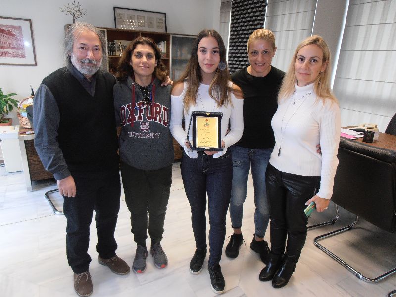 Μικρή αρσιβαρίστρια με διεθνείς επιτυχίες 2 Μικρή αρσιβαρίστρια με διεθνείς επιτυχίες 1