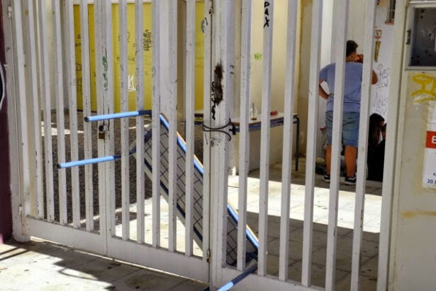 Κατάληψη για να διώξουν συμμαθητή με μαθησιακές δυσκολίες - Τι λέει ο πατέρας του 15