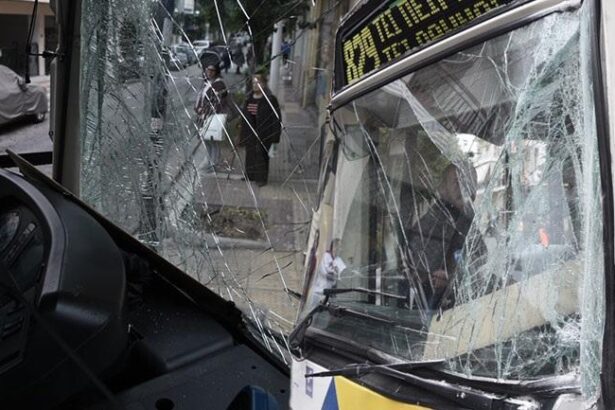 Σύγκρουση λεωφορείων στο Αιγάλεω 19
