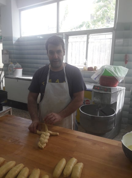 Σπύρος Bakery - Λαχταριστό πολίτικο τσουρέκι και πασχαλινά αυγοκούλουρα 1
