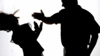 Χειροπέδες σε επιχειρηματία για ξυλοδαρμό της συζύγου 39