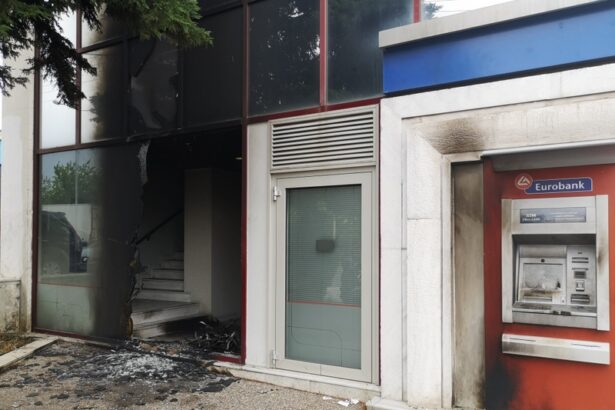 Χαϊδάρι: μολότοφ και γκαζάκια σε τράπεζα 15