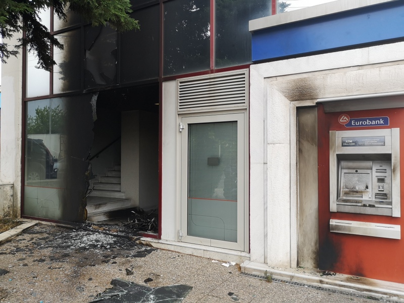 Χαϊδάρι: μολότοφ και γκαζάκια σε τράπεζα 1