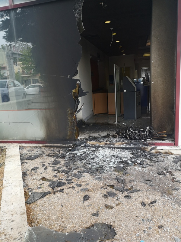 Χαϊδάρι: μολότοφ και γκαζάκια σε τράπεζα 3