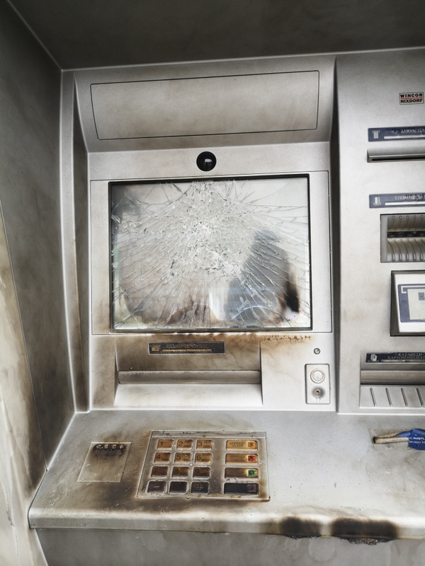 Χαϊδάρι: μολότοφ και γκαζάκια σε τράπεζα 5