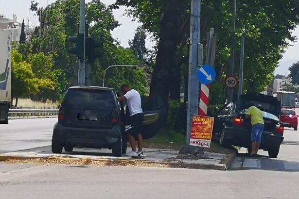 Τρακάρισμα στη συμβολή Λ. Αθηνών - Ιεράς Οδού 19