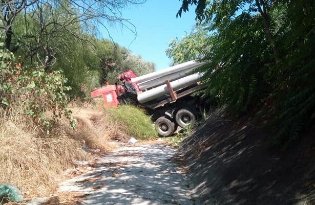 Εκτροπή νταλίκας στην Εθνική Οδό 21