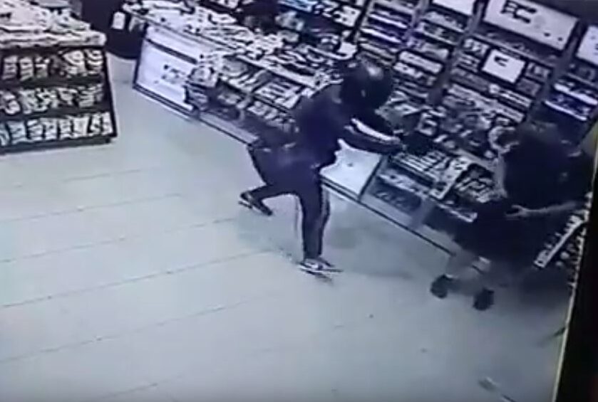 Άγρια ληστεία σε κατάστημα στο Χαϊδάρι – Λιποθυμία πελάτισσας και καταδίωξη ληστή 1