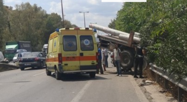 Εκτροπή νταλίκας στην Εθνική Οδό 3