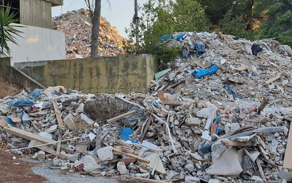 Συλλήψεις για παράνομη χωματερή στο Χαϊδάρι - Χιλιάδες κυβικά μπάζα, μεγάλη περιβαλλοντική ζημιά 3