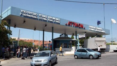 Στο “Αττικόν” 63χρονη, θύμα επίθεσης με καυστικό υγρό έξω από το Γενικό Κρατικό Νίκαιας 3