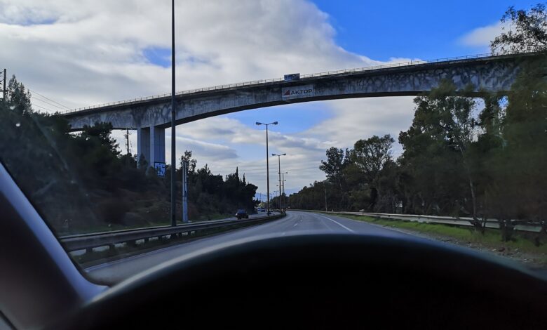 Ο τρόμος του οδηγού κάτω από τη γέφυρα 2 Ο τρόμος του οδηγού κάτω από τη γέφυρα 1