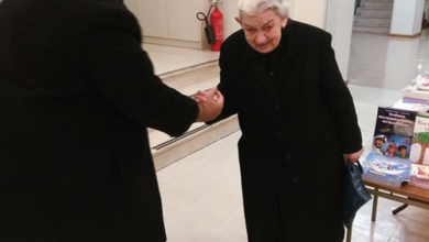 Συγκινητική συνάντηση μιας "ιστορικής διευθύντριας" με έναν μαθητή της 7