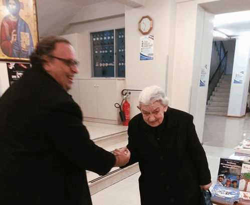 Συγκινητική συνάντηση μιας "ιστορικής διευθύντριας" με έναν μαθητή της 11