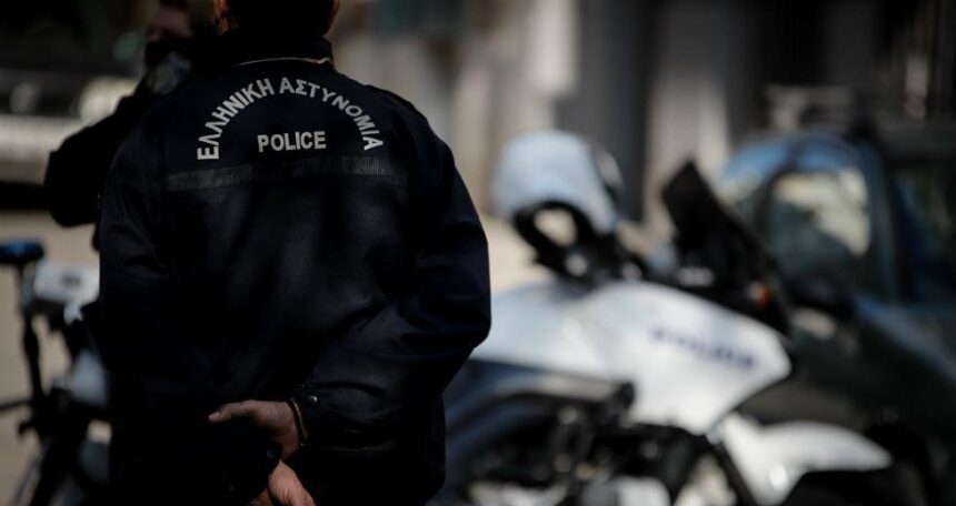 Στα χέρια της Ασφάλειας Χαϊδαρίου δυάδα Τούρκων με διεθνές ένταλμα σύλληψης 2 Στα χέρια της Ασφάλειας Χαϊδαρίου δυάδα Τούρκων με διεθνές ένταλμα σύλληψης 1
