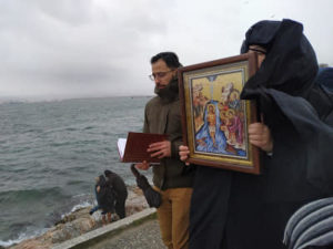 Με τσουχτερό κρύο και πολλά μποφόρ ο αγιασμός των υδάτων στον Σκαραμαγκά 15