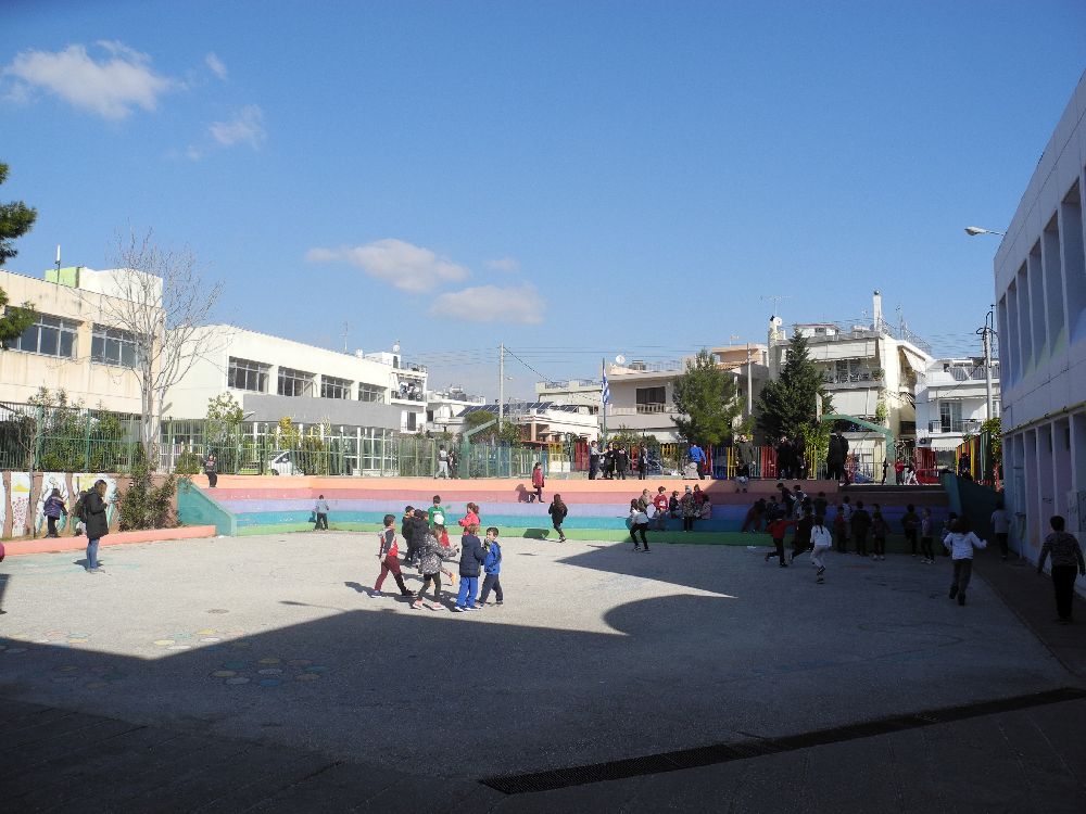 Σε ένα σχολείο στο Χαϊδάρι, όπου κάνουν μάθημα ελληνόπουλα και προσφυγάκια... 9