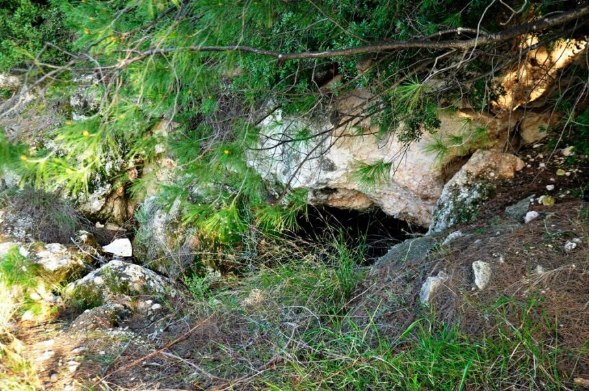 Σπήλαιο Ζαστάνι - Η μοναδική φυσική πηγή στο Ποικίλο όρος 2 Σπήλαιο Ζαστάνι - Η μοναδική φυσική πηγή στο Ποικίλο όρος 1