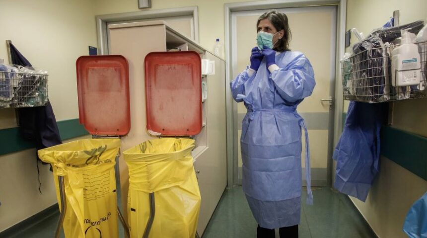 Άσκηση προσομοίωσης στο Νοσοκομείο «Αττικόν» για πιθανό κρούσμα του νέου κορωνοϊού 1