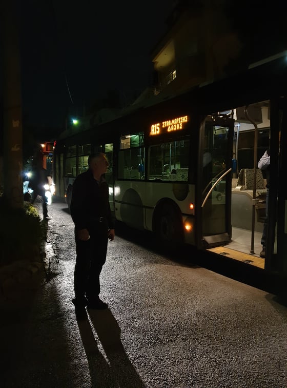 Τρία λεωφορεία, μία ώρα, ένας ασυνείδητος - Αλί απ' αυτούς που περιμένουν στις στάσεις 3