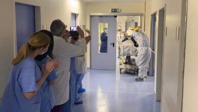 Συγκλονιστικές εικόνες: Ο κ. Γιώργος βγαίνει νικητής από τη ΜΕΘ του Θριάσιου - Το προσωπικό πανηγυρίζει 9