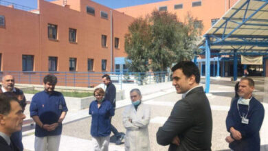 Ο Κικίλιας παρέδωσε μάσκες στο Αττικόν - "Αξίζει η προσπάθεια, για ένα ανθρώπινο καλοκαίρι" 1