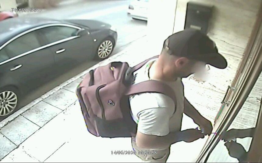 Χαϊδάρι: Καρέ καρέ η απόπειρα μπουκαδόρου να μπει σε διαμέρισμα 1