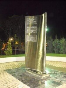 "Επιτέλους μια τελετή χωρίς κομματικούς φανφαρονισμούς, όπως αξίζει στους εκτελεσμένους" 1