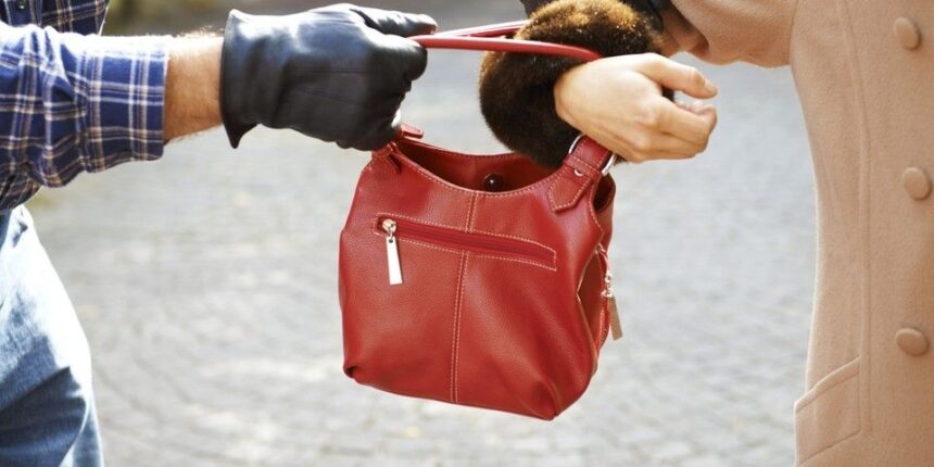 Χαϊδάρι: Πολίτης καταδίωξε τσαντάκια, που είχε πετάξει ηλικιωμένη στο έδαφος! 1