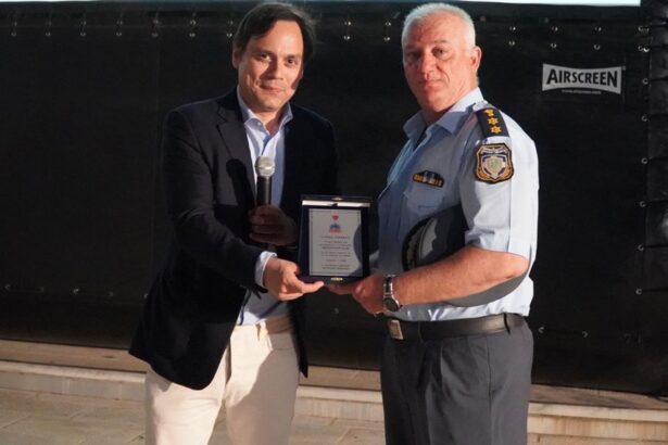 Ο Δήμος τίμησε τον διοικητή του ΑΤ Χαϊδαρίου, Κωνσταντίνο Παχή 11