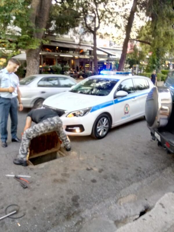 Το γατάκι εκλιπαρούσε από τα βάθη υπονόμου της Καραϊσκάκη 1