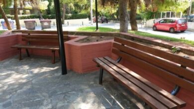 Γιατί μπήκαν κορδέλες στα παγκάκια της Καραϊσκάκη; 15