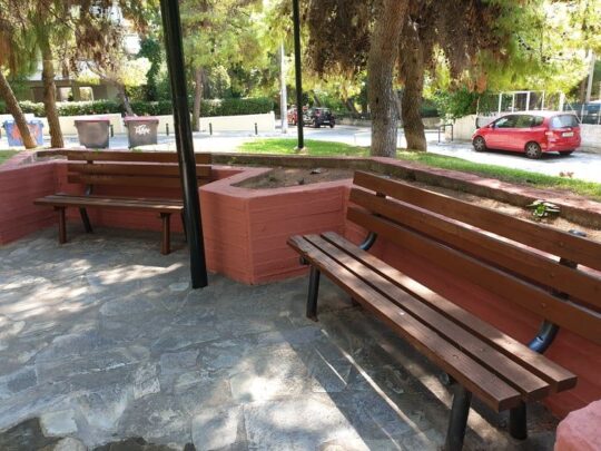 Γιατί μπήκαν κορδέλες στα παγκάκια της Καραϊσκάκη; 2 Γιατί μπήκαν κορδέλες στα παγκάκια της Καραϊσκάκη; 1