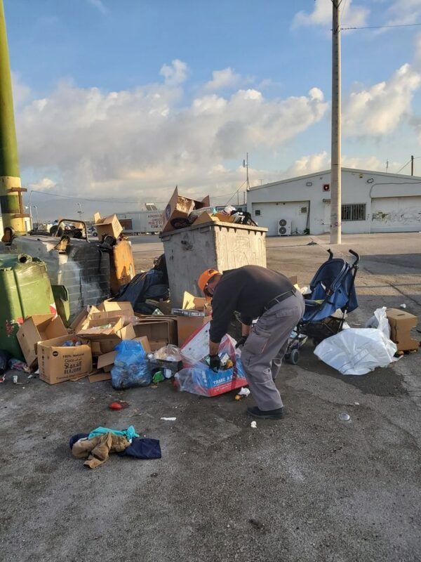 Δραματική καταγγελία εργαζομένων στο καμπ Σκαραμαγκά: "Μας φέρονται σαν να είμαστε σκουπίδια!" 4 Δραματική καταγγελία εργαζομένων στο καμπ Σκαραμαγκά: "Μας φέρονται σαν να είμαστε σκουπίδια!" 3
