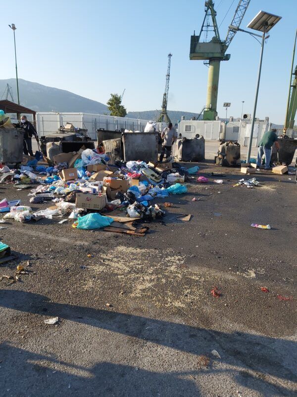 Δραματική καταγγελία εργαζομένων στο καμπ Σκαραμαγκά: "Μας φέρονται σαν να είμαστε σκουπίδια!" 2 Δραματική καταγγελία εργαζομένων στο καμπ Σκαραμαγκά: "Μας φέρονται σαν να είμαστε σκουπίδια!" 1