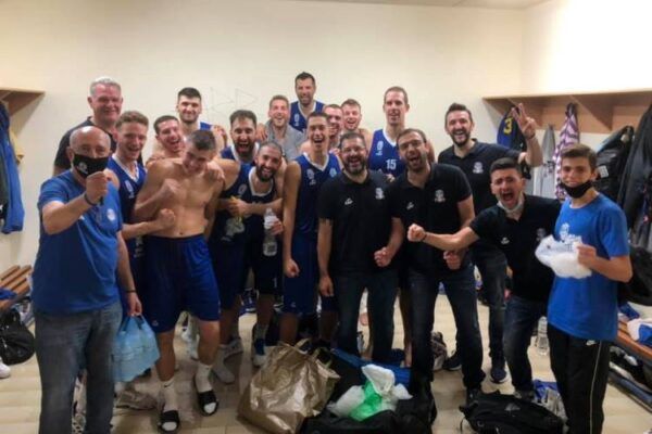 "Πυρομαχικά" έξω από το Κλειστό του Δάσους 4 "Πυρομαχικά" έξω από το Κλειστό του Δάσους 3