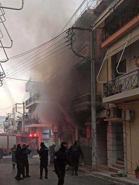 Κάηκε ολοσχερώς φανοποιείο μαζί με αυτοκίνητα 7