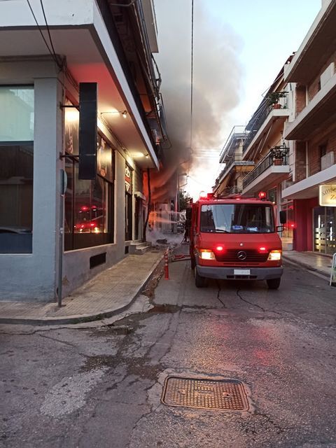 Κάηκε ολοσχερώς φανοποιείο μαζί με αυτοκίνητα 9