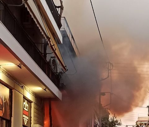 Κάηκε ολοσχερώς φανοποιείο μαζί με αυτοκίνητα 3