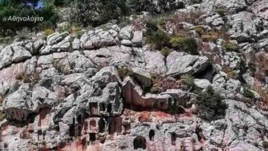 Οι κόγχες είναι εκεί ακόμα στον βράχο, να περιμένουν τα αφιερώματα των ερωτευμένων 59