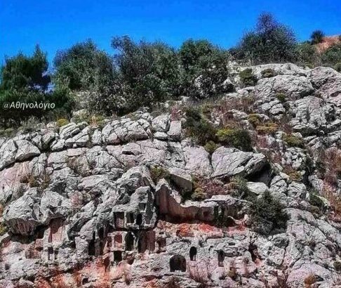 Οι κόγχες είναι εκεί ακόμα στον βράχο, να περιμένουν τα αφιερώματα των ερωτευμένων 53
