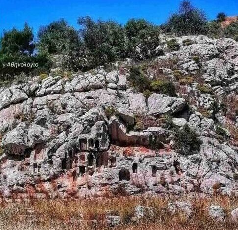 Οι κόγχες είναι εκεί ακόμα στον βράχο, να περιμένουν τα αφιερώματα των ερωτευμένων 2 Οι κόγχες είναι εκεί ακόμα στον βράχο, να περιμένουν τα αφιερώματα των ερωτευμένων 1