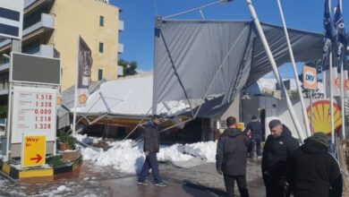 Το χιόνι ισοπέδωσε βενζινάδικο στην Ιερά Οδό 35
