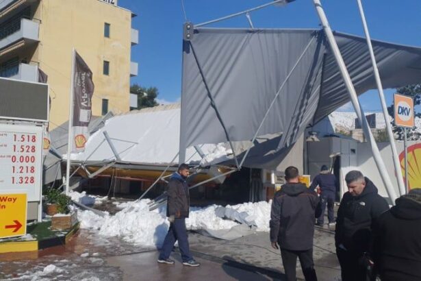 Το χιόνι ισοπέδωσε βενζινάδικο στην Ιερά Οδό 3