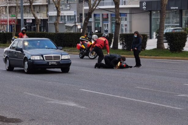 Τραυματισμός συνεπιβάτιδας μηχανής στη Λ. Αθηνών 3
